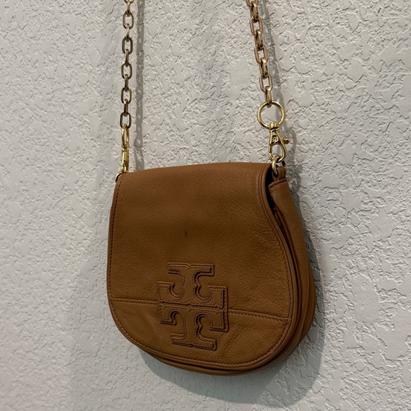 Tory Burch Tan Leather Crossbody saddle Bag with Gold Chain - Picture 3 of 13